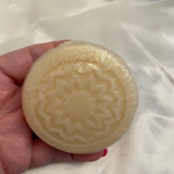 NWOT PUNCH STUDIO LAVENDER BAR OF SOAP IN A BEAUTIFUL KEEPSAKE BOX - Picture 8 of 10